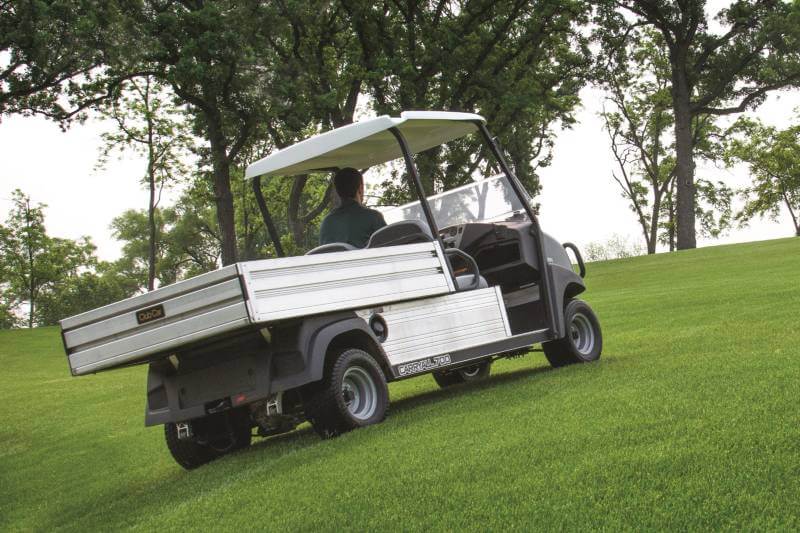Los vehículos para césped de golf brindan apoyo en la parte trasera de la casa, en cualquier lugar del campo, incluso en los greens.