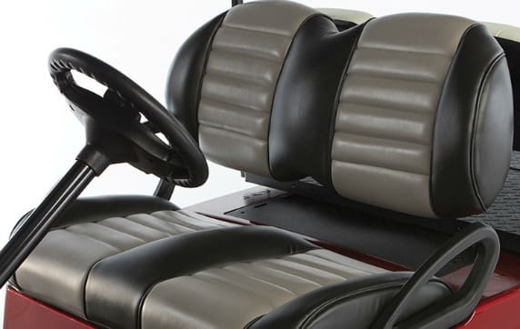 Club Car propose des sièges premium gris et noirs comme accessoire de golf de flotte en option