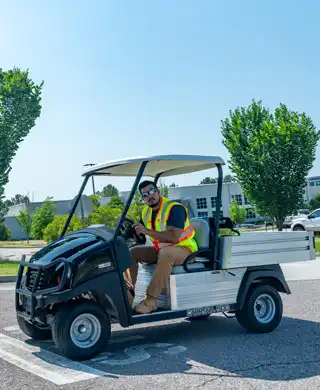 Work utility vehicle with 4-wheel brakes