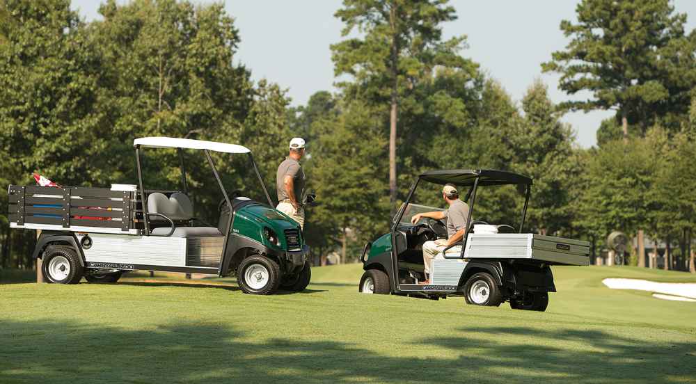 Tragen Sie 300 Rasenfahrzeuge von Club Car auf dem Golfplatz