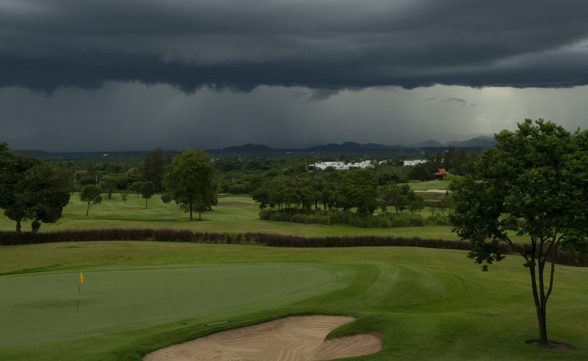 Rain and bad weather at golf course