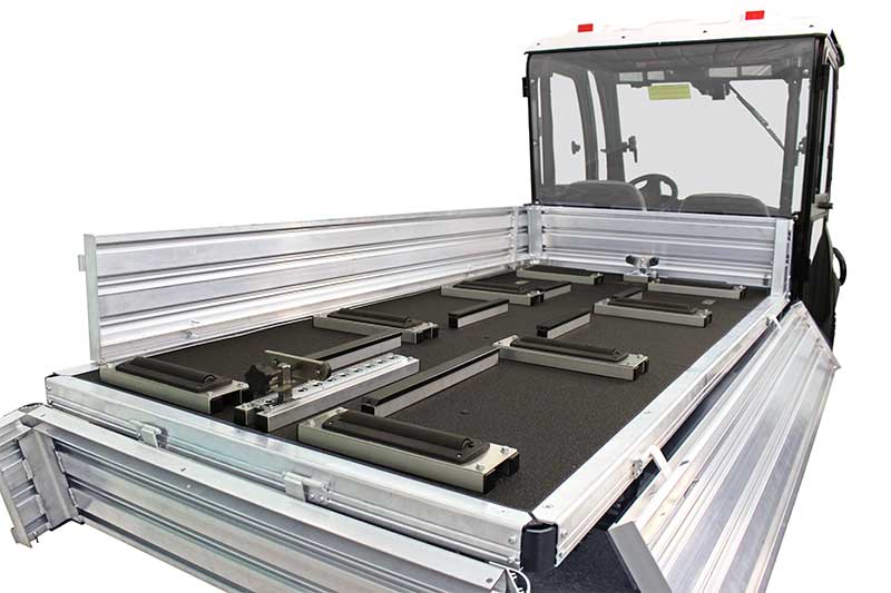 Custom Solutions Carryall 1700 Véhicule utilitaire de transport de cimetière avec panneaux de lit en gros plan
